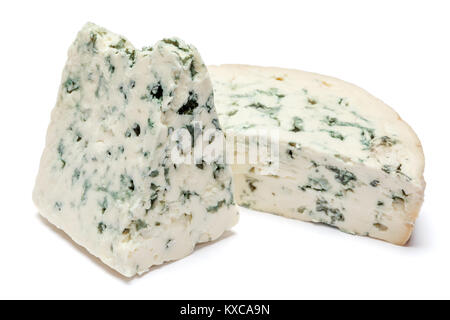 Formaggio blu su sfondo bianco Foto Stock