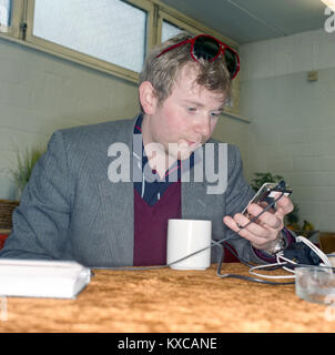 Bob Hardy di Franz Ferdinand dietro le quinte Philipshalle stadium di Dusseldorf Germania, 11 marzo 2004. Foto Stock