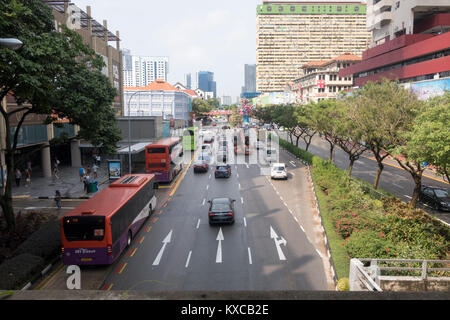New Bridge Road, una strada trafficata Chinatown, in Singapore Foto Stock