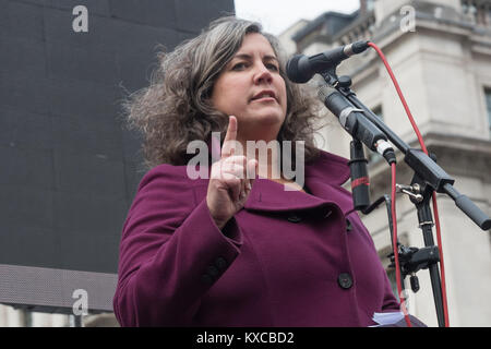 Lavoro Salute ombra segretario Heidi Alexander parlando a quella dei Medici una manifestazione contro il nuovo contratto che permetterà di ridurre la retribuzione e aumentare il carico di lavoro. Foto Stock