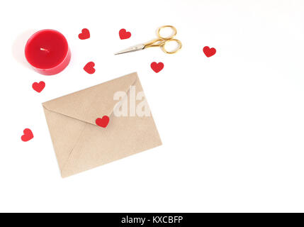 Il giorno di San Valentino o nozze mockup scena con busta, cuori di carta coriandoli, candela rossa, forbici d'oro su sfondo bianco. Il concetto di amore. Lay piatto. Foto Stock