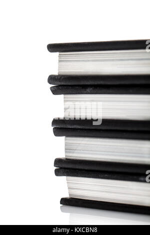 Pila di libri su bianco. Foto Stock
