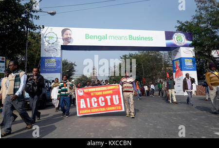 Kolkata, India. 9 Gen, 2018. Attivista AICCTU rally con poster e gridare slogan per la loro domanda. Attivista di tutta l India Consiglio centrale dei sindacati o AICCTU organizzare un rally in Kolkata esigente sicurezza sociale e aumento dei salari minimi. Credito: Saikat Paolo/Pacific Press/Alamy Live News Foto Stock