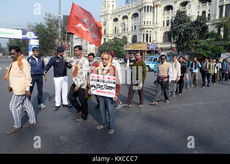 Kolkata, India. 9 Gen, 2018. Attivista AICCTU rally con poster e gridare slogan per la loro domanda. Attivista di tutta l India Consiglio centrale dei sindacati o AICCTU organizzare un rally in Kolkata esigente sicurezza sociale e aumento dei salari minimi. Credito: Saikat Paolo/Pacific Press/Alamy Live News Foto Stock