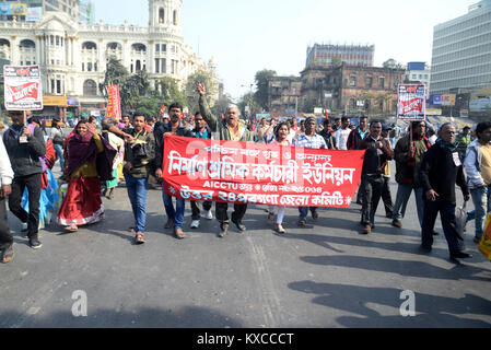 Kolkata, India. 9 Gen, 2018. Attivista AICCTU rally con poster e gridare slogan per la loro domanda. Attivista di tutta l India Consiglio centrale dei sindacati o AICCTU organizzare un rally in Kolkata esigente sicurezza sociale e aumento dei salari minimi. Credito: Saikat Paolo/Pacific Press/Alamy Live News Foto Stock