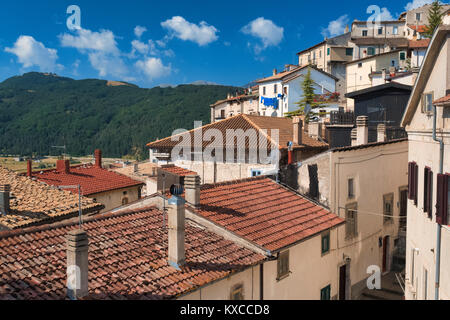 Rivisondoli (L'Aquila, Abruzzo, Italia), il villaggio storico in una mattinata estiva Foto Stock