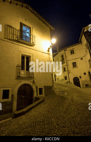 Rivisondoli (L'Aquila, Abruzzo, Italia), il villaggio storico di notte Foto Stock