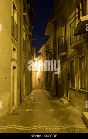 Rivisondoli (L'Aquila, Abruzzo, Italia), il villaggio storico di notte Foto Stock