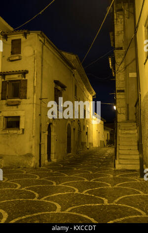 Rivisondoli (L'Aquila, Abruzzo, Italia), il villaggio storico di notte Foto Stock
