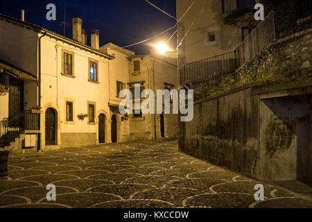 Rivisondoli (L'Aquila, Abruzzo, Italia), il villaggio storico di notte Foto Stock