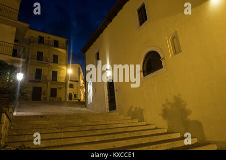 Rivisondoli (L'Aquila, Abruzzo, Italia), il villaggio storico di notte Foto Stock