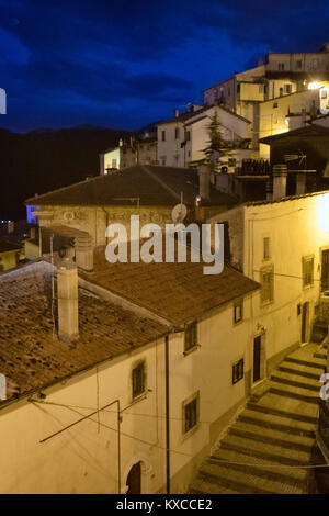Rivisondoli (L'Aquila, Abruzzo, Italia), il villaggio storico di notte Foto Stock