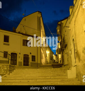 Rivisondoli (L'Aquila, Abruzzo, Italia), il villaggio storico di notte Foto Stock