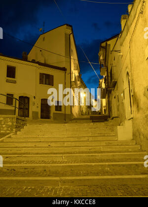Rivisondoli (L'Aquila, Abruzzo, Italia), il villaggio storico di notte Foto Stock