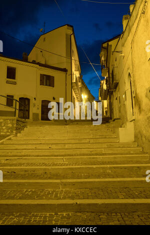 Rivisondoli (L'Aquila, Abruzzo, Italia), il villaggio storico di notte Foto Stock