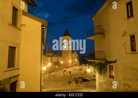 Rivisondoli (L'Aquila, Abruzzo, Italia), il villaggio storico di notte Foto Stock