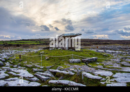 Poulnabrone Dolmen, antico portale tomba, Burren, Co Clare, Irlanda Foto Stock