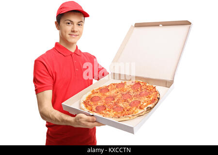 Teenage consegna pizza ragazzo che mostra una pizza all'interno di una scatola isolata su sfondo bianco Foto Stock