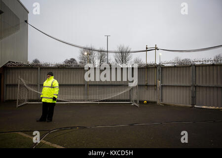 Uno steward in servizio durante la prima metà a Paisley2021 Stadium come campionato scozzese lato St Mirren (in bianco) ha suonato il gallese champions i nuovi Santi nel semi-finale della Scottish Challenge Cup per il diritto di riunirsi, Dundee United in finale. Il concorso è stato espanso per la stagione 2016-17 per includere quattro squadre dal Galles e Irlanda del Nord nonché premier scozzese sotto-20 squadre. Nonostante il finale a metà tempo, St Mirren ha vinto la partita 4-1 guardato da una folla di 2044, compresi 75 lontano fan. Foto Stock