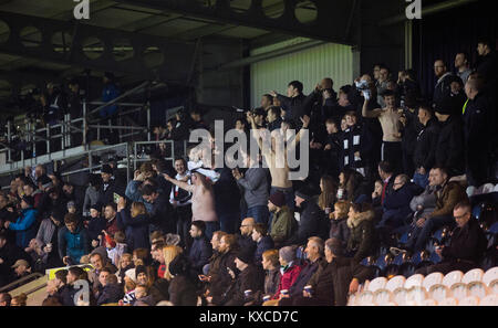 Home tifosi celebrano il loro team prendendo il piombo durante la seconda metà a Paisley2021 Stadium come campionato scozzese lato St Mirren (in bianco) ha suonato il gallese champions i nuovi Santi nel semi-finale della Scottish Challenge Cup per il diritto di riunirsi, Dundee United in finale. Il concorso è stato espanso per la stagione 2016-17 per includere quattro squadre dal Galles e Irlanda del Nord nonché premier scozzese sotto-20 squadre. Nonostante il finale a metà tempo, St Mirren ha vinto la partita 4-1 guardato da una folla di 2044, compresi 75 lontano fan. Foto Stock