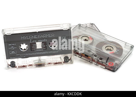 DIKANKA, Ucraina - 26 novembre 2015: Film cassette a nastro utilizzato per la registrazione e la riproduzione di musica. Cassetta con una iscrizione sul produttore, Foto Stock