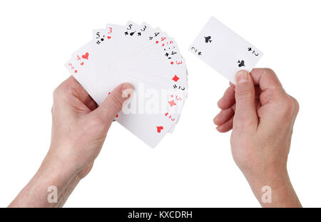 Trattativa non riuscita in un gioco di carte concetto. Un maschio anziano giocatore tiene le carte più piccolo al valore facciale. Isolato su bianco con patch top view studio Foto Stock