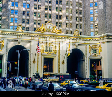 New York 1980s, l'edificio Helmsley, 230 Park Avenue, traffico veicolare, Manhattan, New York City, NY, NYC, Stati Uniti, Foto Stock