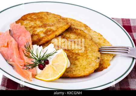 Frittelle di patate con salmone affumicato e crema di formaggio Foto Stock