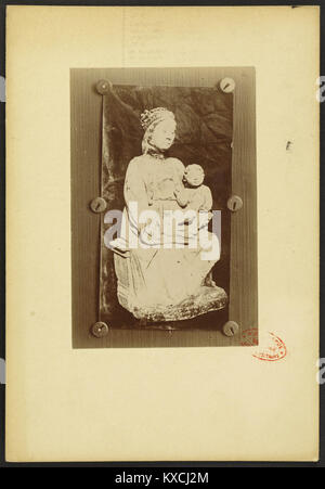 "Vierge et Enfant" (Vergine e bambino) di J-A Brutails è una scultura esposta presso l'Università di Bordeaux Montaigne, raffigurante la Vergine Maria che regge il bambino Gesù, un tema centrale dell'arte cristiana. Foto Stock