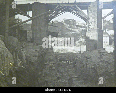 Una fotografia del 1911 di Karl F. Lang che documenta i lavori di scavo sotto il vecchio ponte sul Reno a Laufenburg, mostrando i metodi di ingegneria e costruzione dell'inizio del XX secolo. Foto Stock