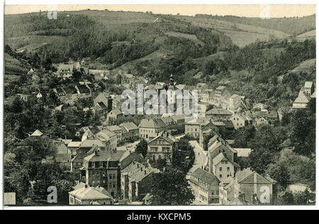 Una cartolina del 1917 di Brück & Sohn Kunstverlag raffigurante una vista panoramica di Glashütte, Germania, dalla collina di Ochsenkopf. L'immagine cattura l'architettura della città e l'ambientazione della valle, conosciuta per il suo patrimonio orologiero. Foto Stock