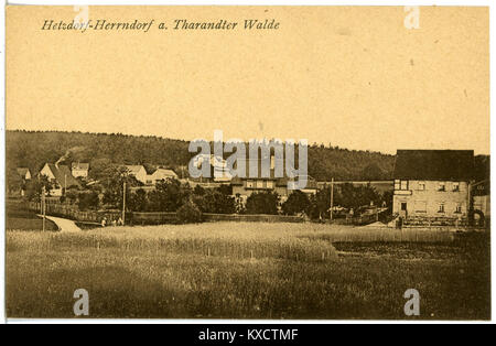Cartolina del 1920 di Brück & Sohn Kunstverlag che mostra una vista panoramica di Hetzdorf e Herrndorf in Sassonia, Germania, con case, alberi e terreno aperto. Foto Stock