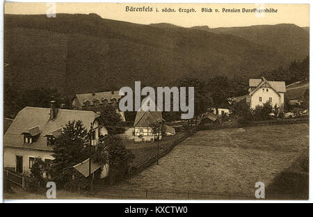 Cartolina del 1920 pubblicata da Brück & Sohn Kunstverlag che mostra una vista di Bärenfels, Sassonia, Germania, raffigurante il villaggio e il paesaggio circostante. Foto Stock