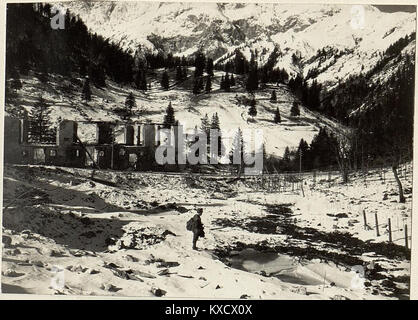 28 cm Granattrichter beim Plöckenwirtshaus. (BildID 15465306) Foto Stock