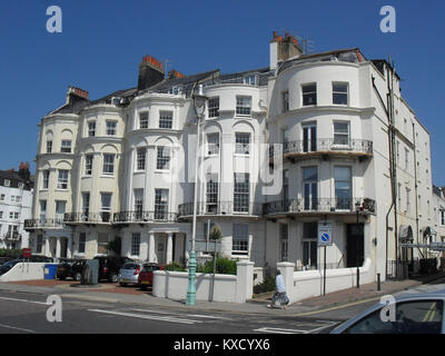 Una fila di case a schiera georgiane al 41–45 Marine Parade a Brighton, Inghilterra, elencate come grado II secondo il codice NHLE 1381712. Gli edifici esemplificano l'architettura marittima e il patrimonio urbano dei primi anni del XIX secolo. Foto Stock