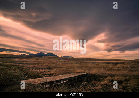 Vista panoramica del paesaggio contro il cielo nuvoloso durante il tramonto Foto Stock