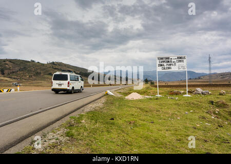 Segno sulla strada principale (via 88) attraverso la Pampa de la Culebra pianura nelle Highlands nei dintorni di Cajamarca città nel nord del Perù Foto Stock