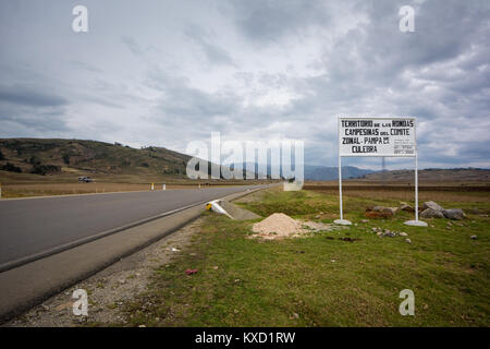 Segno sulla strada principale (via 88) attraverso la Pampa de la Culebra pianura nelle Highlands nei dintorni di Cajamarca città nel nord del Perù Foto Stock