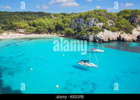 Vista di Cala Macarella e barche a vela, Menorca, isole Baleari, Spagna, Europa Foto Stock