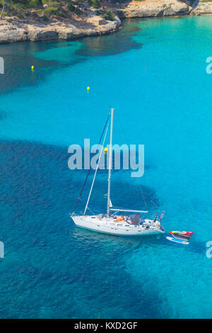 Vista di Cala Macarella e barca a vela, Menorca, isole Baleari, Spagna Foto Stock