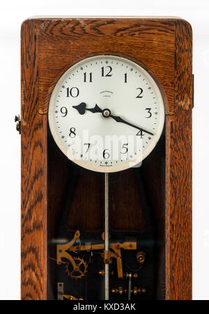 Vintage anni cinquanta Synchronome electric master clock (n. 5543) Foto Stock