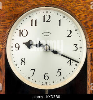 Vintage anni cinquanta Synchronome electric master clock (n. 5543) Foto Stock