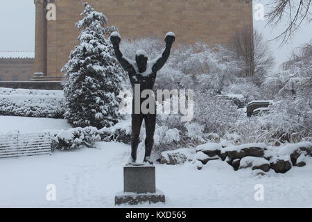 Neve sulla statua rocciosa vicino Philadelphia Museum of Art Foto Stock