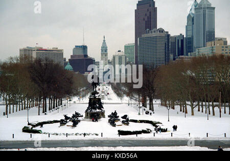 Neve su Eakings ovale e la Benjamin Franklin Parkway come visto dai gradini del Philadelphia Museum of Art, con la City Hall e la skyline Foto Stock