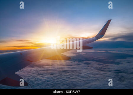 Sunrise incredibile vista dalla finestra sul sedile in aereo. Foto Stock