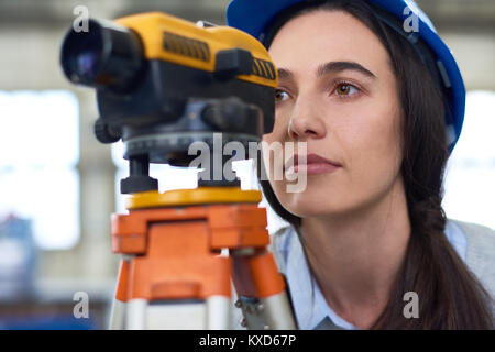 Donna che lavorano nella misurazione di costruzione Foto Stock