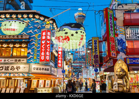 OSAKA, Giappone - 24 ottobre: Quartiere Shinsekai di Osaka in Giappone il 24 ottobre 2014. "Nuovo Mondo" in inglese è un vecchio quartiere situato accanto a sout Foto Stock