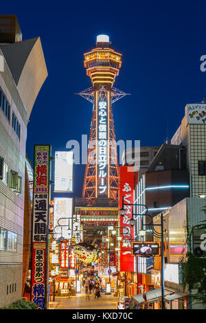 OSAKA, Giappone - 24 ottobre: Tsutenkaku Tower di Osaka in Giappone il 24 ottobre 2014. Rinomato punto di riferimento di Osaka, questa seconda generattion di traino Tsutenkaku Foto Stock