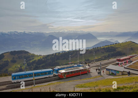 Mt. Rigi, Svizzera - Ott 24, 2016 : Treno Fermata a Monte Rigi stazione (Rigi Kulm) Foto Stock