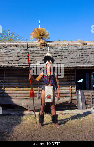 Konyak Tribe Uomo al Festival Horbnill, Kisama, Nagaland, India Foto Stock